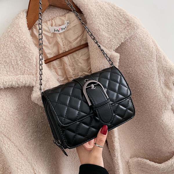 Stílusos női táska csattal több színben