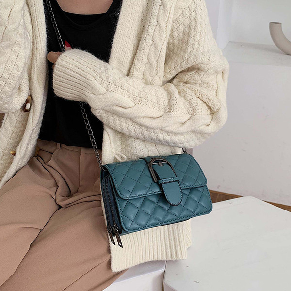 Stílusos női táska csattal több színben