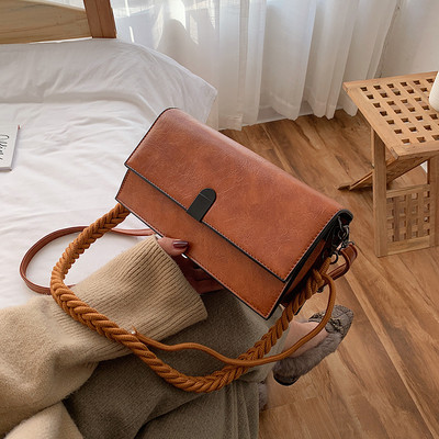 Eko bőrből készült modern női táska hosszú füllel