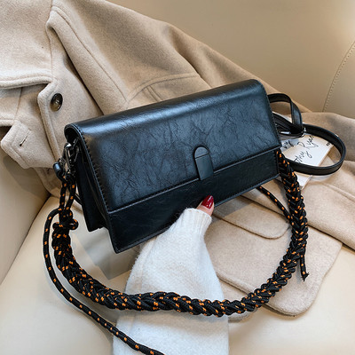 Eko bőrből készült modern női táska hosszú füllel