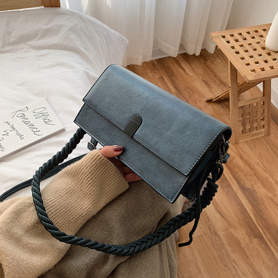 Eko bőrből készült modern női táska hosszú füllel