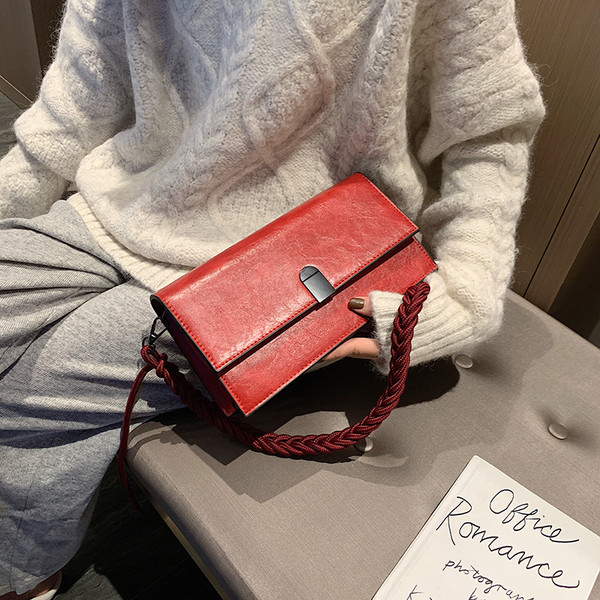 Eko bőrből készült modern női táska hosszú füllel