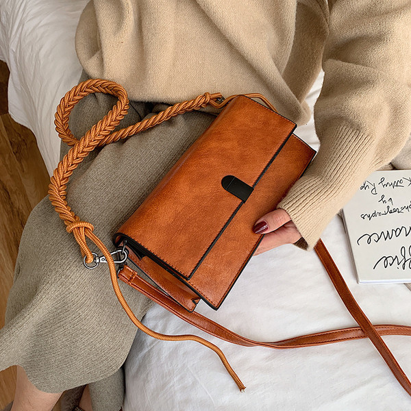 Eko bőrből készült modern női táska hosszú füllel