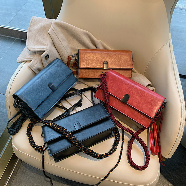 Eko bőrből készült modern női táska hosszú füllel