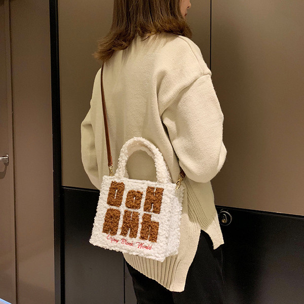 Geanta de dama moderna cu maner lung si scurt de culoare alba