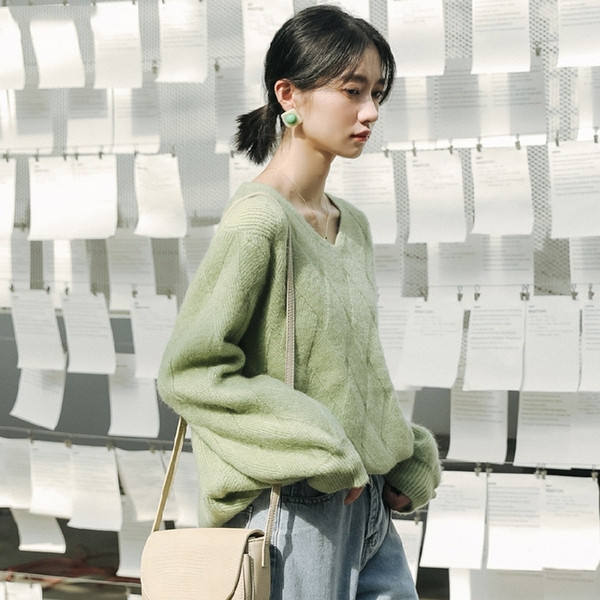 Alkalmi női pulóver spitz nyakkivágással és széles ujjakkal, négy színben