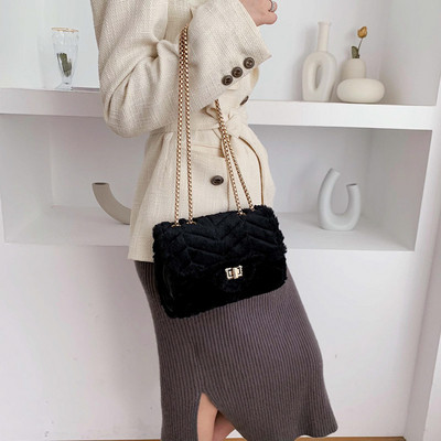 Μοντέρνα γυναικεία χνουδοτή τσάντα με αλυσίδα σε διάφορα χρώματα