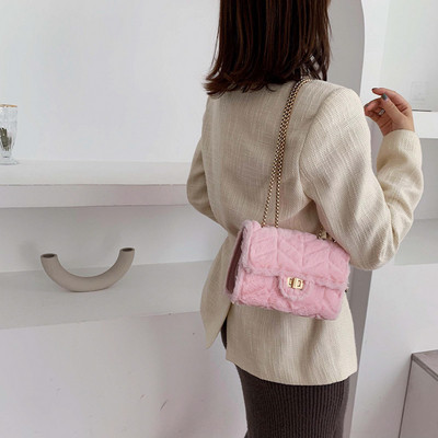 Μοντέρνα γυναικεία χνουδοτή τσάντα με αλυσίδα σε διάφορα χρώματα