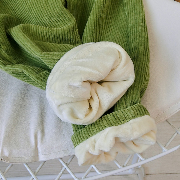 Modern gyereknadrág fiúknak bézs, zöld és narancs színben