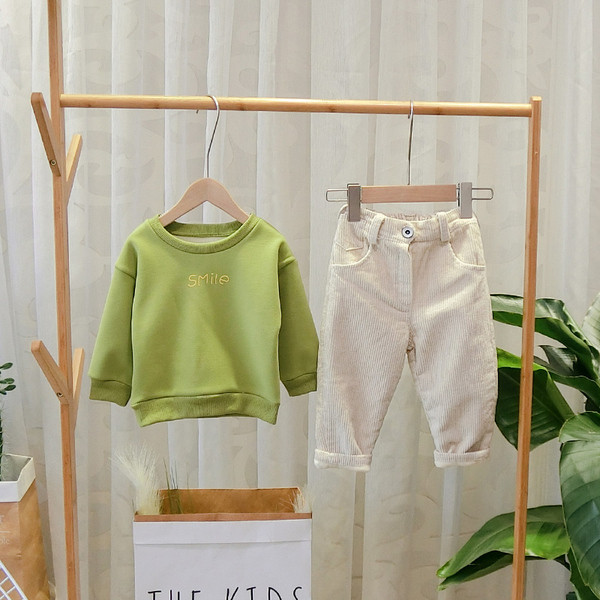 Modern gyereknadrág fiúknak bézs, zöld és narancs színben