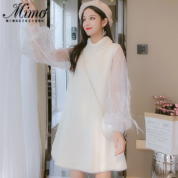 Стилна дамска рокля с висока яка и дълги тюлени ръкави в бял цвят