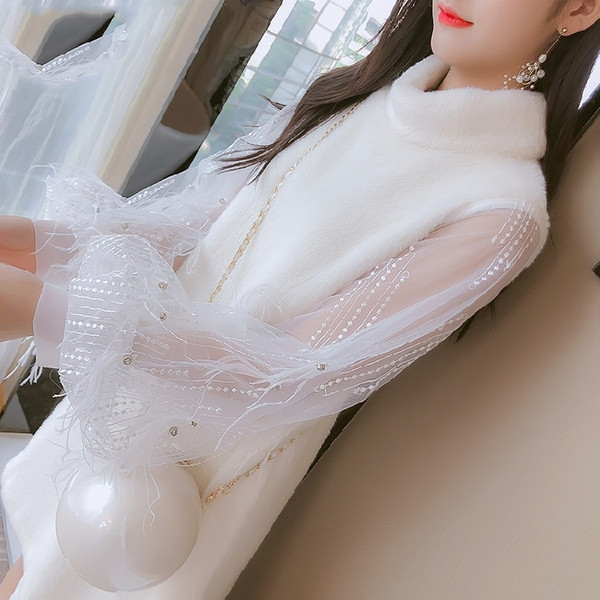 Стилна дамска рокля с висока яка и дълги тюлени ръкави в бял цвят