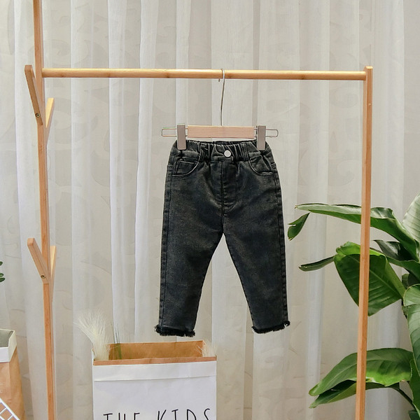 Modern gyerekfarmer szakadt motívumokkal fekete színben fiúknak