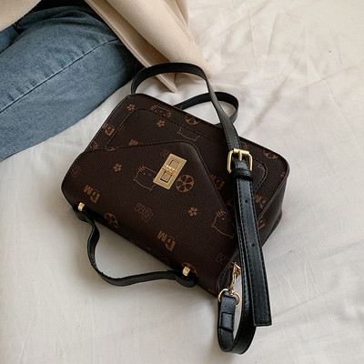 Модерна дамска  чанта с метално закопчаване и дълга дръжка