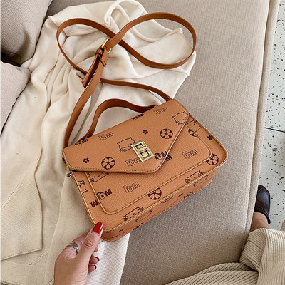 Μοντέρνα γυναικεία τσάντα με μεταλλικό κούμπομα και μεγάλη λαβή