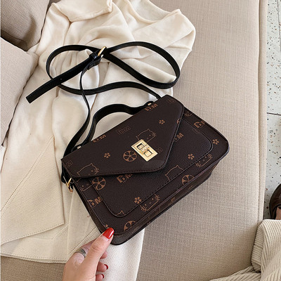 Μοντέρνα γυναικεία τσάντα με μεταλλικό κούμπομα και μεγάλη λαβή