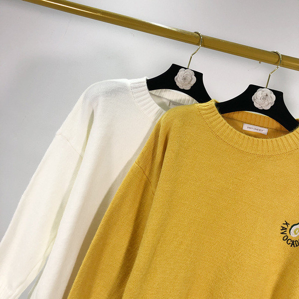 Μακρύ και φαρύ πουλόβερ σε λευκό και κίτρινο χρώμα