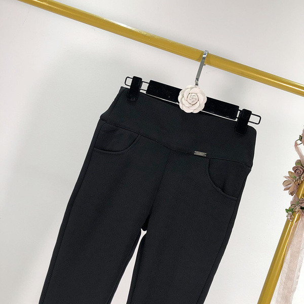 Pantaloni model de dama de culoare neagra cu captuseala calda