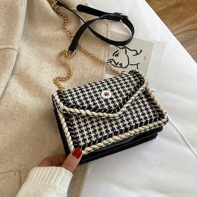 Μοντέρνα γυναικεία τσάντα με μεταλλική στερέωση σε διάφορα χρώματα