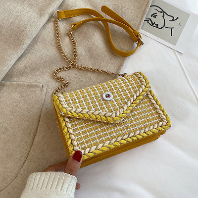 Μοντέρνα γυναικεία τσάντα με μεταλλική στερέωση σε διάφορα χρώματα