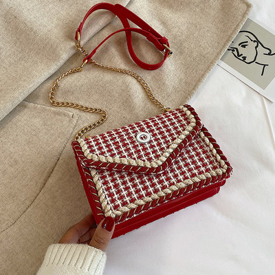 Μοντέρνα γυναικεία τσάντα με μεταλλική στερέωση σε διάφορα χρώματα