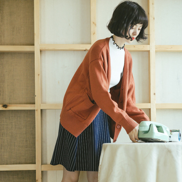 Női mellény zsebbel és gombokkal, két színben