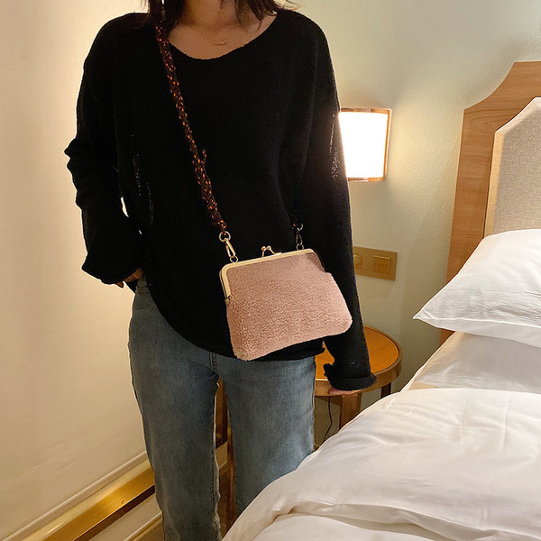 Модерна дамска чанта с метален елемент и дълга дръжка в няколко цвята