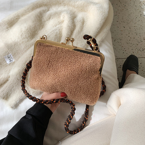 Модерна дамска чанта с метален елемент и дълга дръжка в няколко цвята