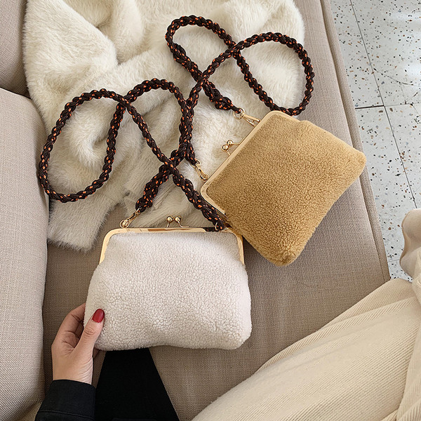 Модерна дамска чанта с метален елемент и дълга дръжка в няколко цвята