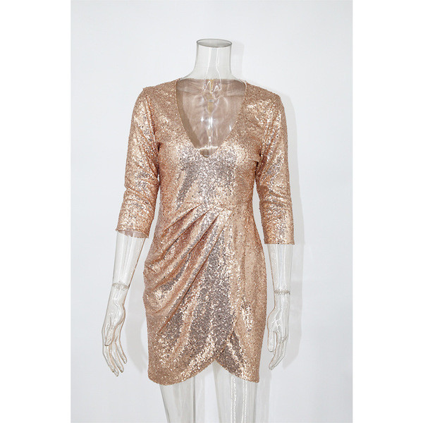 Rochie scurtă de damă elegantă, cu mâneci lungi și paiete în culoarea roz