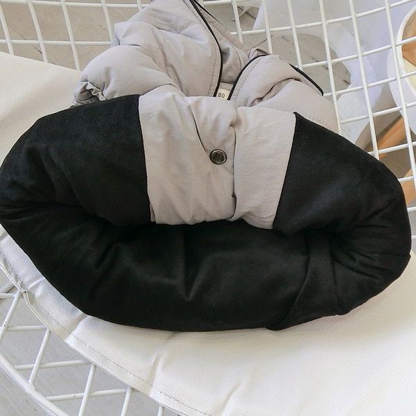 Vesta moderna pentru copii cu gluga in culorile gri, portocaliu si negru pentru baieti