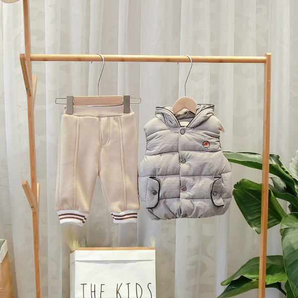 Vesta moderna pentru copii cu gluga in culorile gri, portocaliu si negru pentru baieti