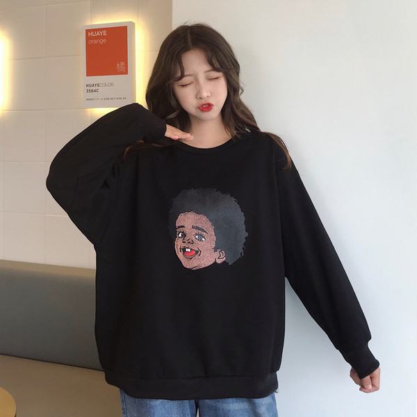 Μοντέρνα γυναικεία μπλούζα με εφαρμογές και στρογγυλη λαιμόκοψη σε μαύρο χρώμα