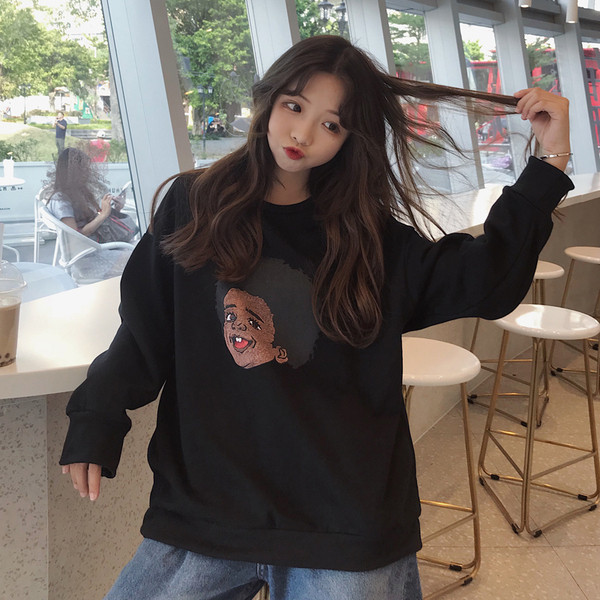 Μοντέρνα γυναικεία μπλούζα με εφαρμογές και στρογγυλη λαιμόκοψη σε μαύρο χρώμα