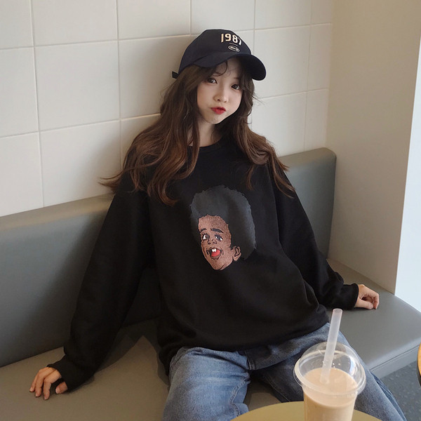 Μοντέρνα γυναικεία μπλούζα με εφαρμογές και στρογγυλη λαιμόκοψη σε μαύρο χρώμα