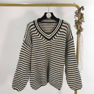 Női pulóver spitz nyakkivágással, fekete és sárga színben