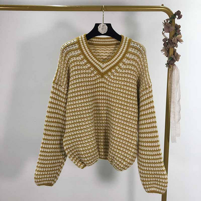 Női pulóver spitz nyakkivágással, fekete és sárga színben