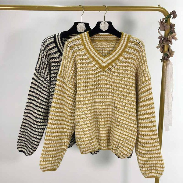 Női pulóver spitz nyakkivágással, fekete és sárga színben