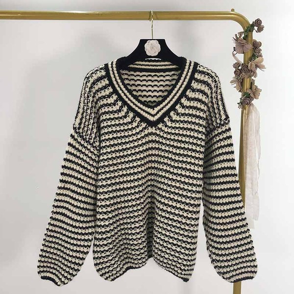 Női pulóver spitz nyakkivágással, fekete és sárga színben