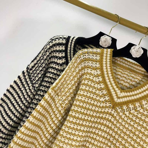 Női pulóver spitz nyakkivágással, fekete és sárga színben