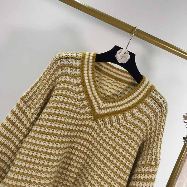 Női pulóver spitz nyakkivágással, fekete és sárga színben