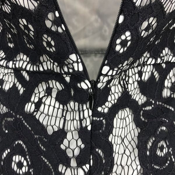 Rochie scurtă de damă elegantă, cu dantelă și mâneci lungi, de culoare neagră