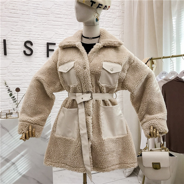 Aktuális női kabát bőr zsebekkel és övvel több színben