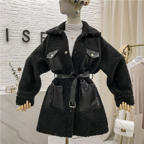 Aktuális női kabát bőr zsebekkel és övvel több színben