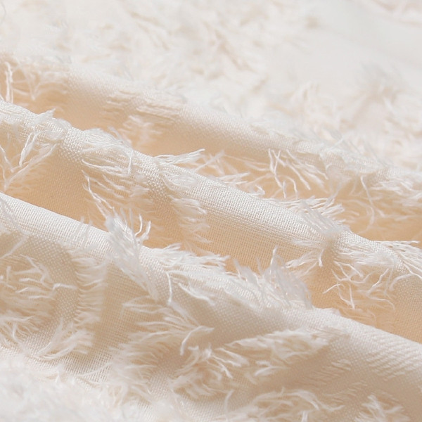 Modern női ing spitz nyakkivágással és bézs hímzéssel