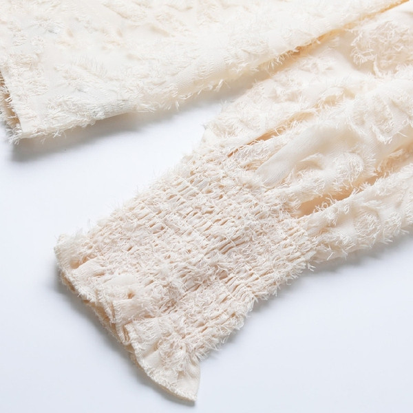 Modern női ing spitz nyakkivágással és bézs hímzéssel