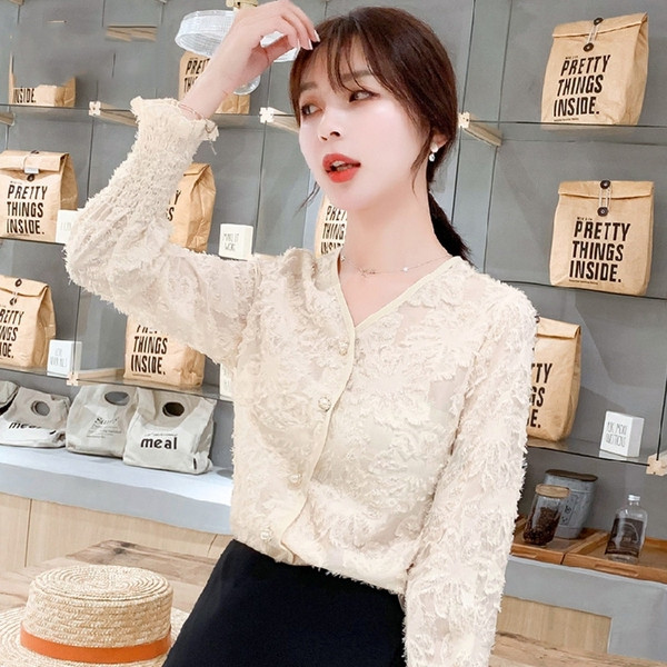 Modern női ing spitz nyakkivágással és bézs hímzéssel