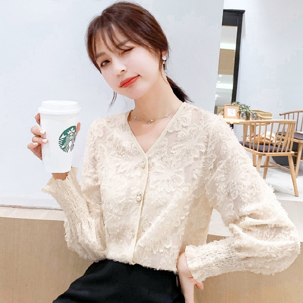 Modern női ing spitz nyakkivágással és bézs hímzéssel