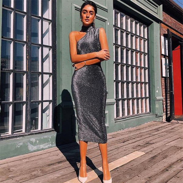 Rochie lungă de damă modernă cu guler înalt și umerii goi, în culoarea gri