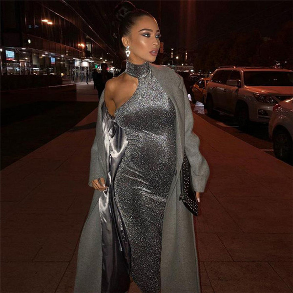 Rochie lungă de damă modernă cu guler înalt și umerii goi, în culoarea gri